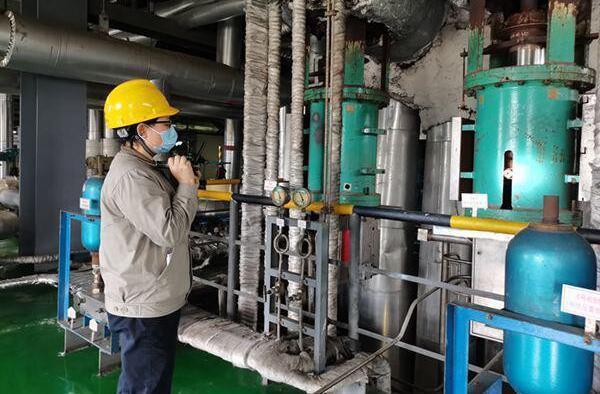 圖為運(yùn)行人員查看閥門活動(dòng)試驗(yàn)情況 圖為運(yùn)行人員查看閥門活動(dòng)試驗(yàn)情況